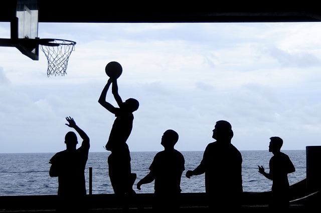 Equipo de baloncesto jugando un partido, la evaluación del desempeño es útil para todas las partes del equipo