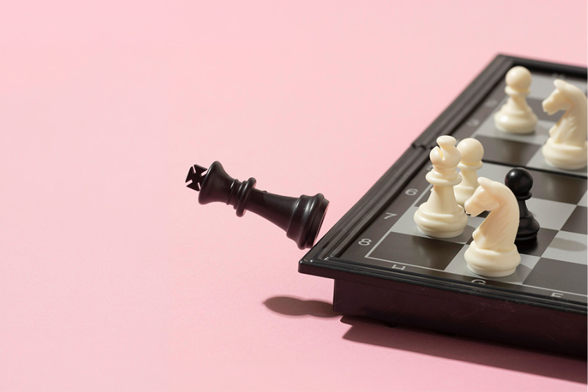 Un tablero de ajedrez donde vemos cómo la reina cae del tablero