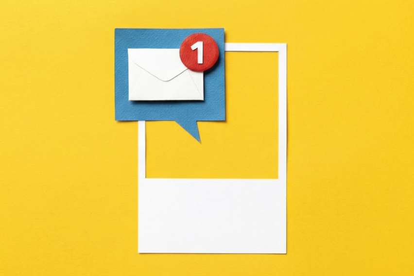 fondo amarillo con una polaroid y un símbolo de mensaje