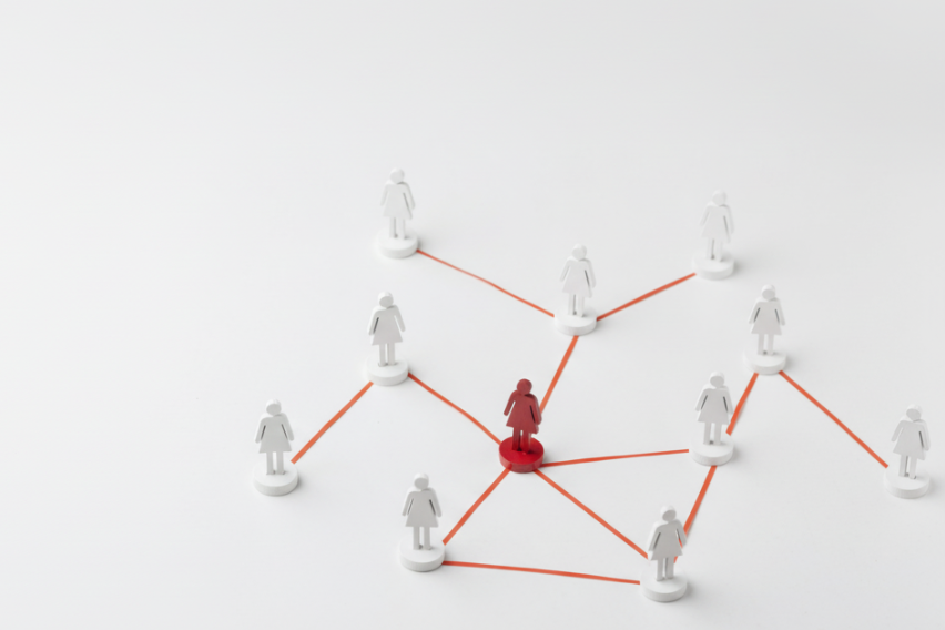 Fondo blanco con figuras de madera unidas por un hilo