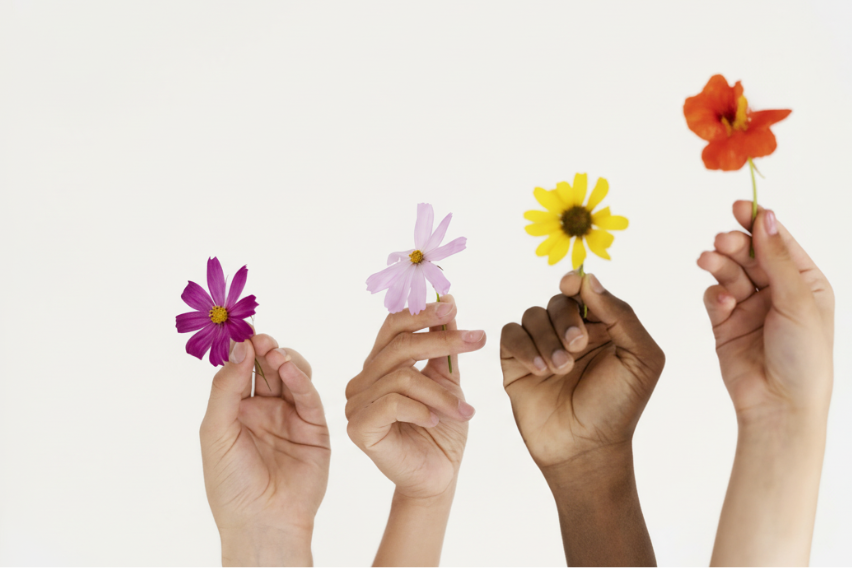 Manos con flores que reflejan la diversidad