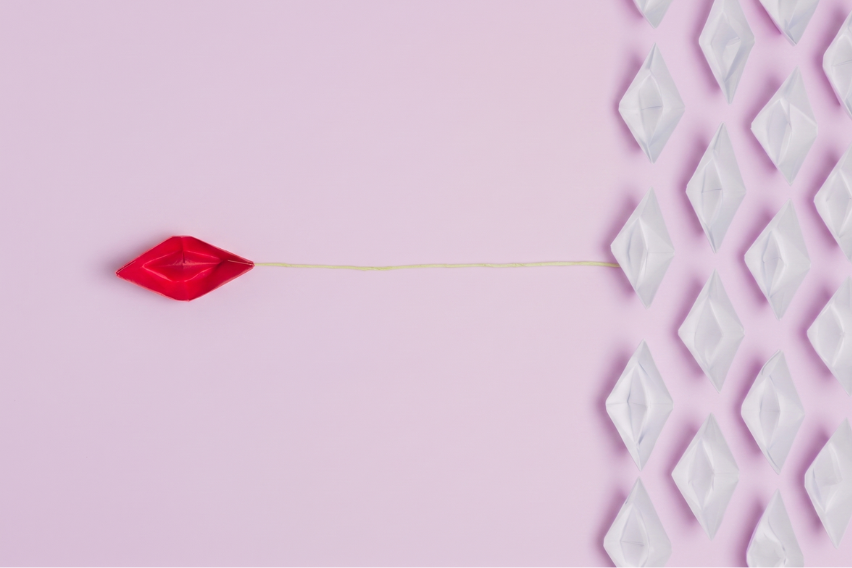 Fondo rosa con barcos y otro de color rojo que guía