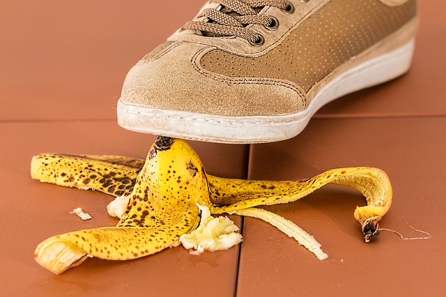 Piel de plátano en el suelo con una zapatilla sobre ella apunto de pisarla, no cometas el mismo error con las evaluaciones de desempeño